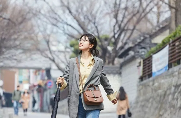 Inspirasi Tampil Hangat di Musim Hujan Ala Bintang Korea. Simpel dan Kekinian Banget! 12