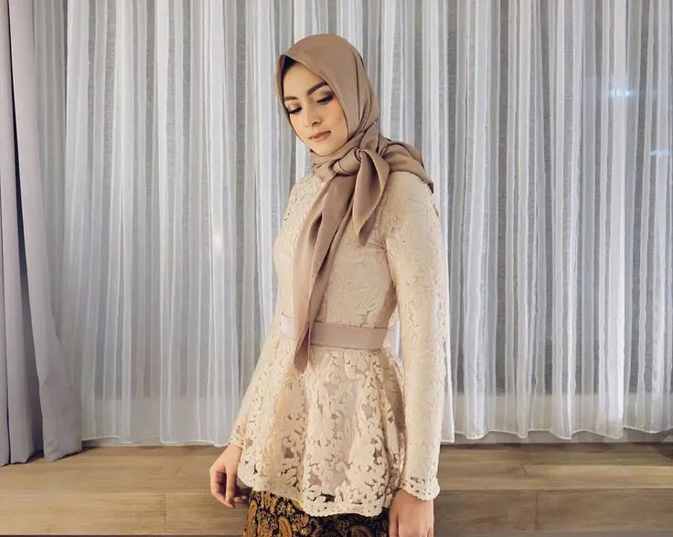 10 Inspirasi Hijab dan Hair Do Cantik Buat Lamaran. Simpel dan Elegan! 16
