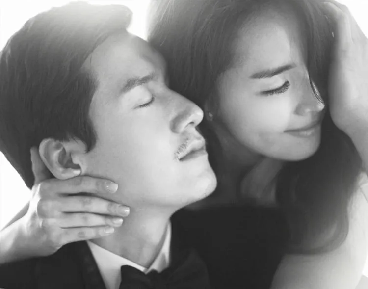 Inspirasi Foto Pre-Wedding Indoor Minimalis ala Pasangan Korea. Pas Buat yang Nggak Suka Ribet! 16