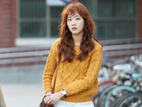 Inspirasi Tampil Hangat di Musim Hujan Ala Bintang Korea. Simpel dan Kekinian Banget! 15