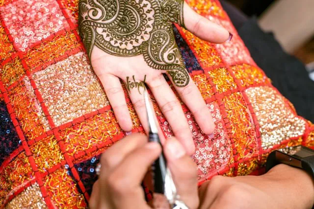 5 Usaha Kreatif Ini Cocok Untukmu yang Hobi Banget Menggambar. Lumayan Buat Nambah Uang Saku, 'Kan? 8