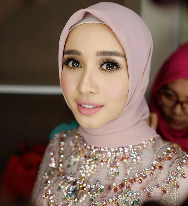 10 Inspirasi Hijab dan Hair Do Cantik Buat Lamaran. Simpel dan Elegan! 12