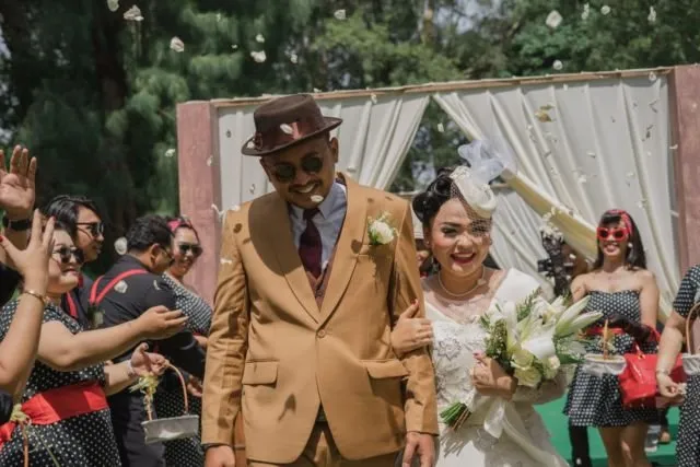 Potret Keseruan Pesta Pernikahan Ala 50's Botanical, Anggapan 'Kuno' Disulap Jadi Kekinian. Kreatif! 33