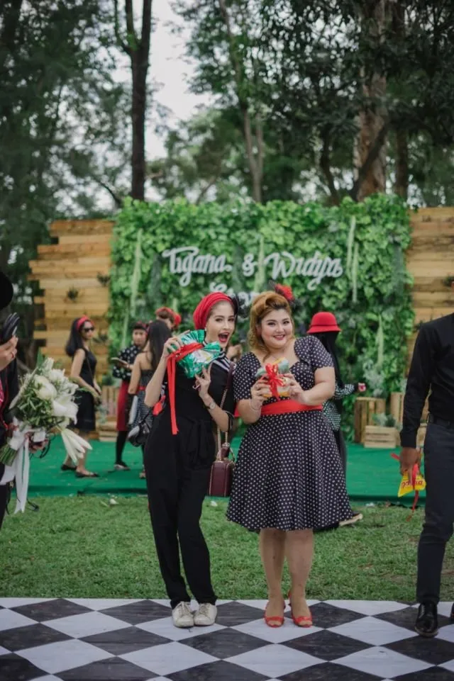 Potret Keseruan Pesta Pernikahan Ala 50's Botanical, Anggapan 'Kuno' Disulap Jadi Kekinian. Kreatif! 38
