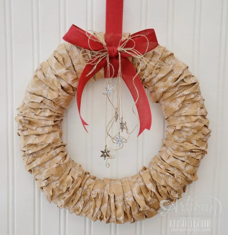 Inspirasi DIY Christmas Wreath Unik nan Cantik Menggunakan Bahan Daur Ulang. Bikin di Rumah Yuk! 21