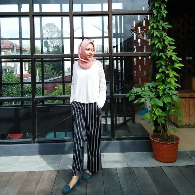 10 Padu-padan Celana Longgar Buat yang Berhijab. Sisihkan Dulu Baju Ketat-ketat 17