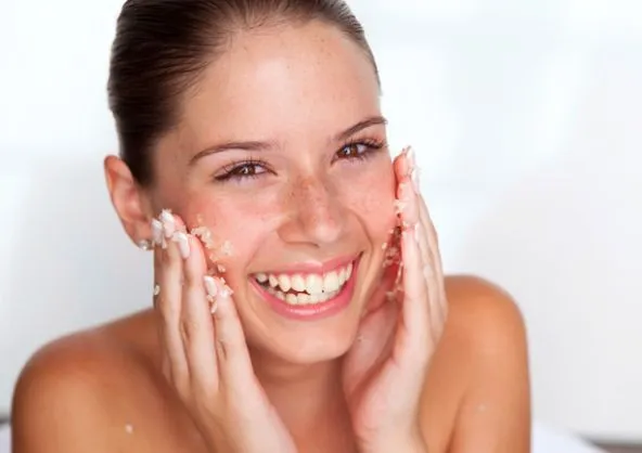 Ini Bedanya Scrubbing dan Peeling, Ternyata Ini Rahasianya Kulit Mulus dan Sehat 7