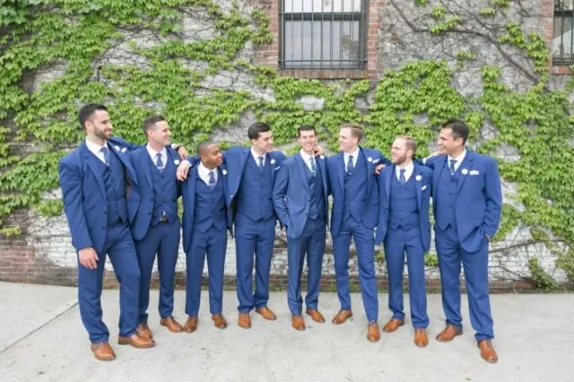 Kerap Terlupakan, 20 Pose Foto Groomsmen Ini Layak Tiru. Pendamping Cowok Juga Bisa Tampil Seru 22