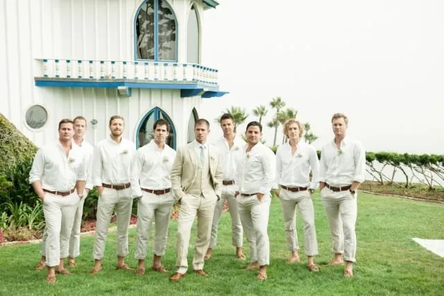 Kerap Terlupakan, 20 Pose Foto Groomsmen Ini Layak Tiru. Pendamping Cowok Juga Bisa Tampil Seru 36