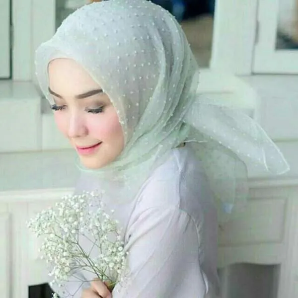 10 Inspirasi Hijab dan Hair Do Cantik Buat Lamaran. Simpel dan Elegan! 18