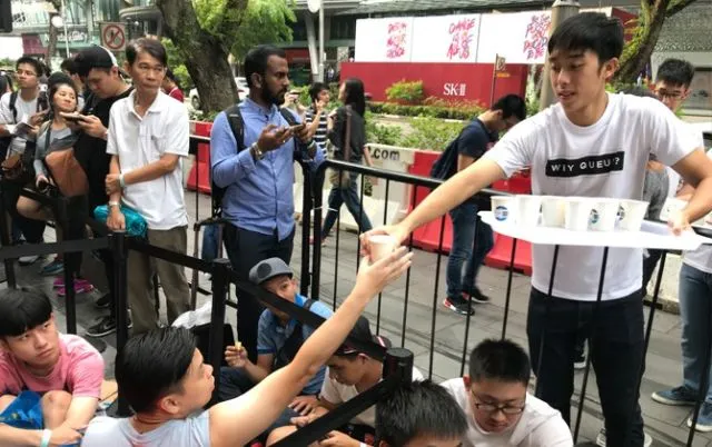 Kegilaan Pembeli untuk Dapatkan IPhone X di Seluruh Dunia. Demi Sebuah Gawai Rela Melakukan Apa Saja 9