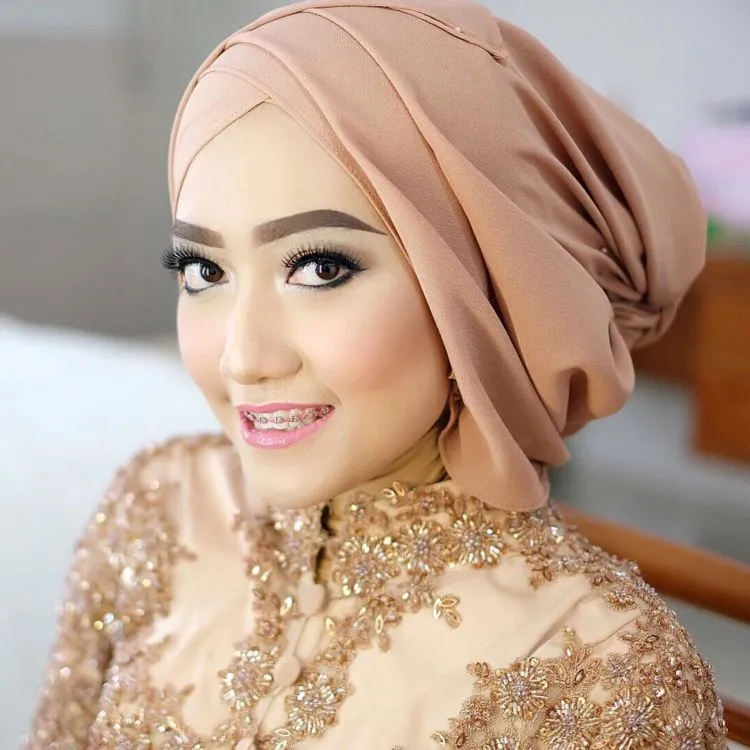 10 Inspirasi Hijab dan Hair Do Cantik Buat Lamaran. Simpel dan Elegan! 11