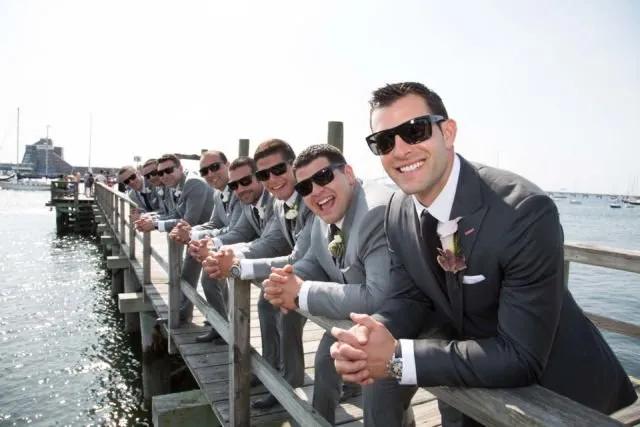 Kerap Terlupakan, 20 Pose Foto Groomsmen Ini Layak Tiru. Pendamping Cowok Juga Bisa Tampil Seru 29