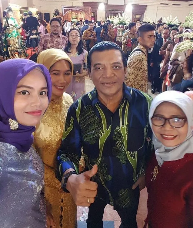 Nggak Cuma Pejabat, Deretan Artis Ini Juga Hadir di Pernikahan Kahiyang-Bobby. Banyak Ucapan dan Doa! 20