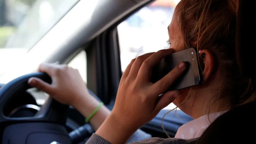 Tanpa Kamu Sadari, 5 Masalah Kulit Ini Terjadi Akibat Salah Penggunaan Smartphone Lho 9
