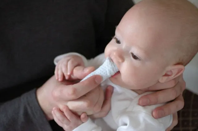 6 Tips Buat Mama untuk Mengatasi Sakit Tumbuh Gigi Pada Bayi. Nggak Ada Deh, Cerita Rewel Lagi~ 8