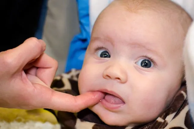 6 Tips Buat Mama untuk Mengatasi Sakit Tumbuh Gigi Pada Bayi. Nggak Ada Deh, Cerita Rewel Lagi~ 12