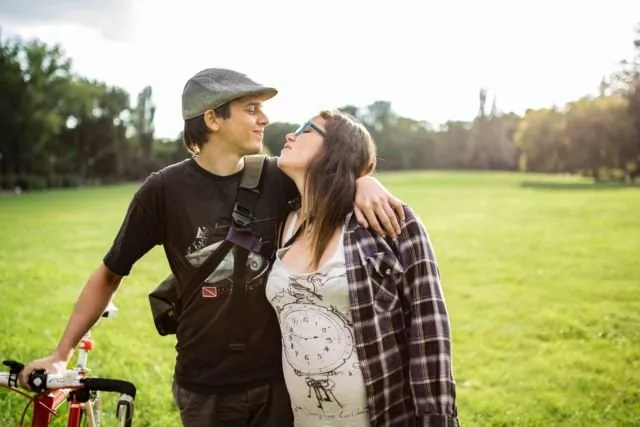 7 Hal yang Bikin Orang Iri dengan Hubungan Kalian, Padahal Jarang Pamer Kemesraan 9