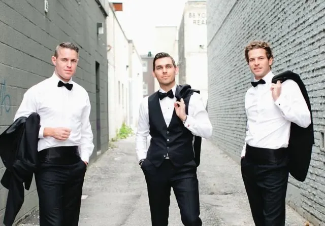 Kerap Terlupakan, 20 Pose Foto Groomsmen Ini Layak Tiru. Pendamping Cowok Juga Bisa Tampil Seru 23
