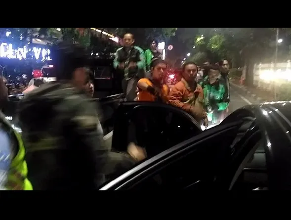 Simpang Siur Penjelasan tentang Dewi Perssik yang Melanggar Jalur Busway. Mana yang Benar Nih? 8
