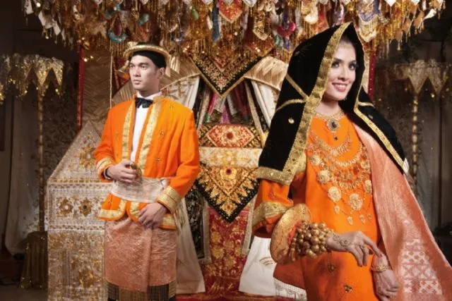 Ragam Busana Pengantin Adat Koto Gadang dengan Sentuhan Warna-warna Cerah Nan Elok. Sungguh Meriah! 19