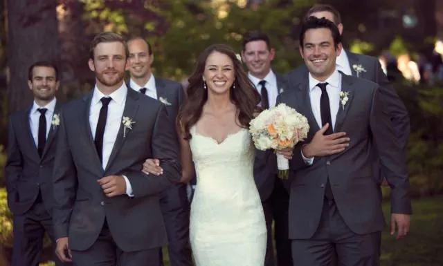 Kerap Terlupakan, 20 Pose Foto Groomsmen Ini Layak Tiru. Pendamping Cowok Juga Bisa Tampil Seru 25