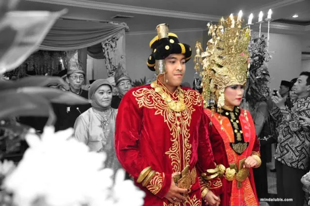 Usung Adat Mandailing, Kahiyang Pakai Mahkota Tujuh Tingkat. Ternyata Ini Makna di Baliknya 6