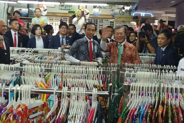 Nggak Harus Lewat Forum Resmi, Diplomasi Ternyata Bisa Unik-unik. Kayak Diplomasi Batik Ala Jokowi 6