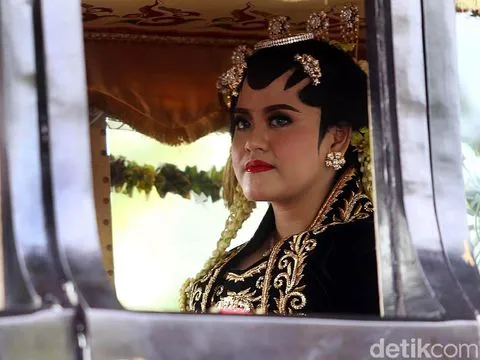 Penuh Adat Jawa, Kahiyang dan Bobby Ucapkan Janji Suci. Intip Ulasan Acara Tadi Pagi di Sini 12