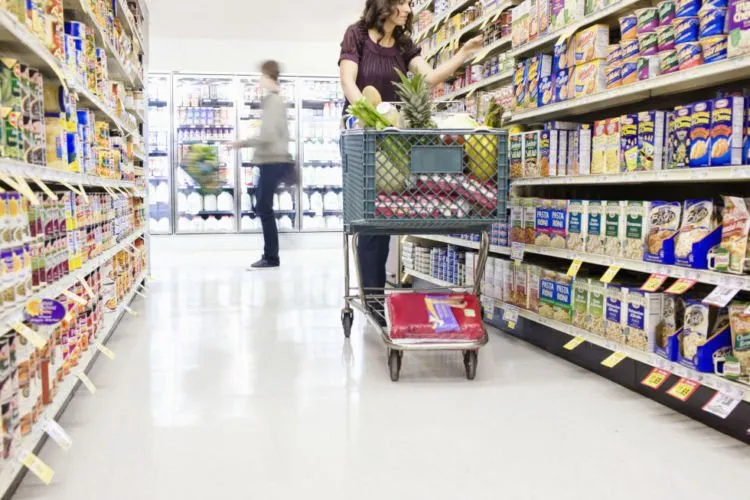 8 Trik Hemat Saat Belanja di Supermarket. Habisnya, di Sana Banyak Banget Godaan Sih! 11