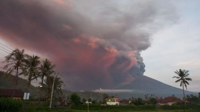 Gunung Agung Erupsi Kedua Kalinya, Begini Potret Dampaknya Bagi Kehidupan Manusia 10