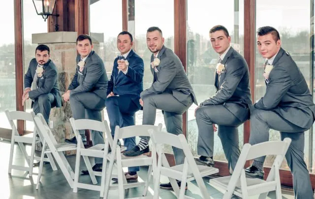 Kerap Terlupakan, 20 Pose Foto Groomsmen Ini Layak Tiru. Pendamping Cowok Juga Bisa Tampil Seru 26