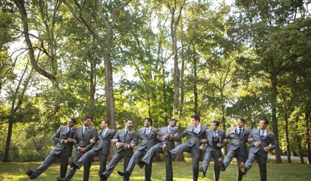 Kerap Terlupakan, 20 Pose Foto Groomsmen Ini Layak Tiru. Pendamping Cowok Juga Bisa Tampil Seru 28