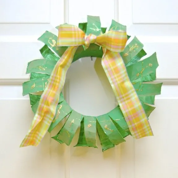 Inspirasi DIY Christmas Wreath Unik nan Cantik Menggunakan Bahan Daur Ulang. Bikin di Rumah Yuk! 20