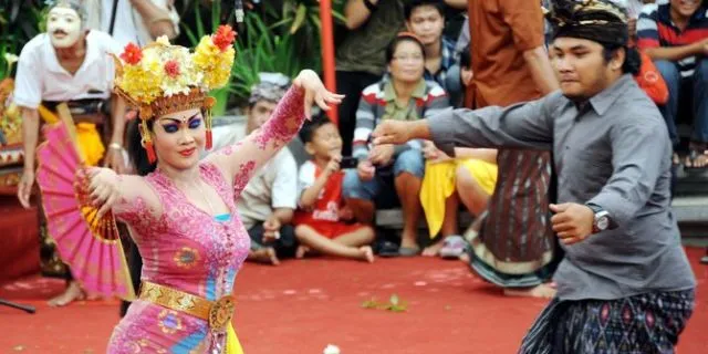 Warganet Kecam Oknum yang Berjoget Nggak Senonoh di Acara Amal. Padahal Itu Tari Tradisional Lho! 4