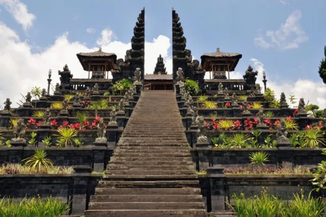 5 Destinasi Wisata Religi Ini Bikin Kamu Mencintai Keberagaman Agama di Indonesia, Simak! 10