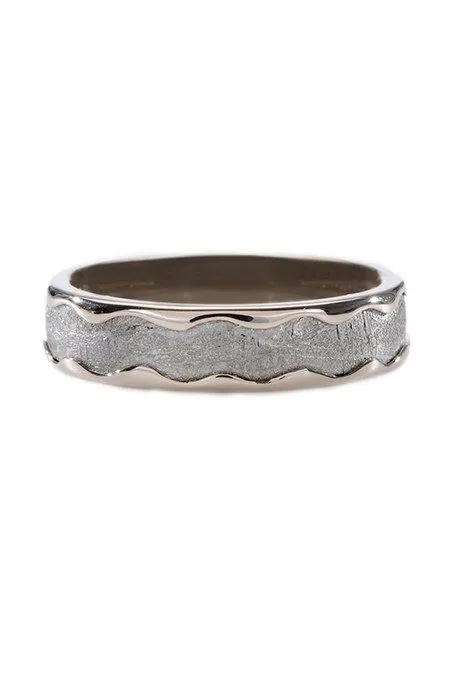 11 Inspirasi Cincin Kawin untuk Cowok yang Berbahan Palladium. Buat yang Nggak Pakai Emas Nih 16