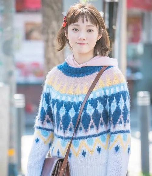 Inspirasi Tampil Hangat di Musim Hujan Ala Bintang Korea. Simpel dan Kekinian Banget! 16