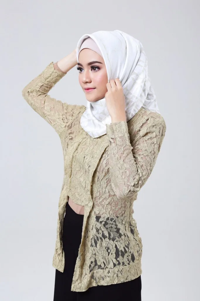 10 Inspirasi Hijab dan Hair Do Cantik Buat Lamaran. Simpel dan Elegan! 20