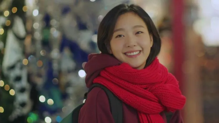 Inspirasi Tampil Hangat di Musim Hujan Ala Bintang Korea. Simpel dan Kekinian Banget! 14