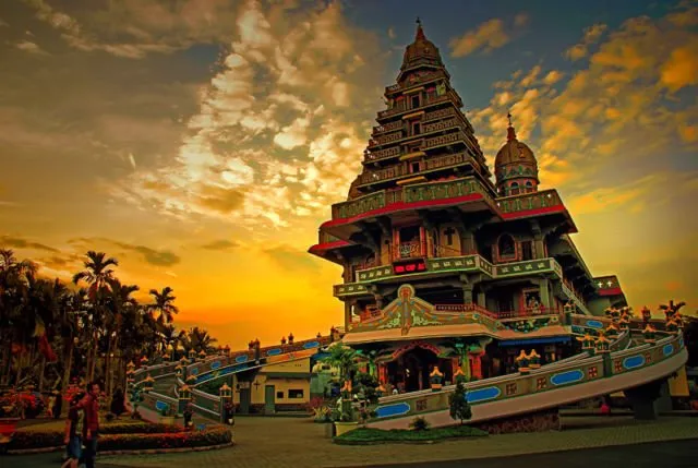 5 Destinasi Wisata Religi Ini Bikin Kamu Mencintai Keberagaman Agama di Indonesia, Simak! 7