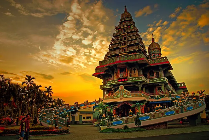5 Destinasi Wisata Religi Ini Bikin Kamu Mencintai Keberagaman Agama di Indonesia, Simak!