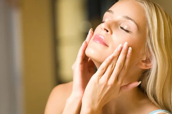 Sudah Rutin Pakai Krim Tapi Wajah Belum Kinclong Juga? Mungkin Kamu Lupa Memakai Serum