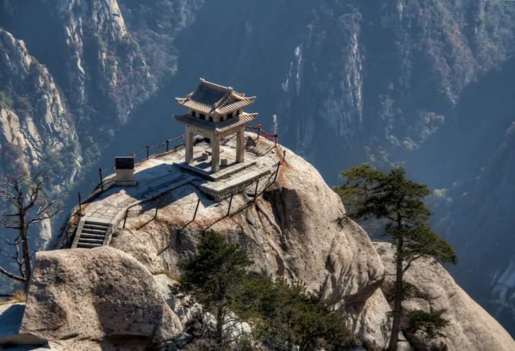 Trek Paling Berbahaya di Dunia Ada di Gunung Huashan, China. Yakin Berani Coba? 24
