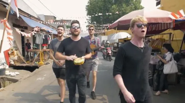 Kodaline Kejutkan Warganet dengan Rilis Video Baru. Pasti Kamu Juga Nggak Asing Sama Latar Tempatnya 4