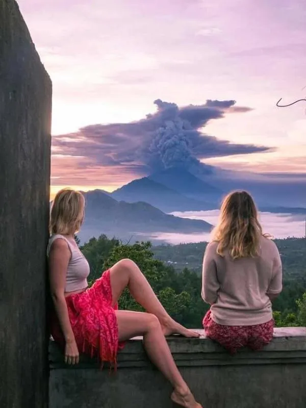 Turis di Bali Berpose dengan Letusan Gunung Agung. Bukti Kalau Bencana Tak Perlu Ditakuti Berlebihan!