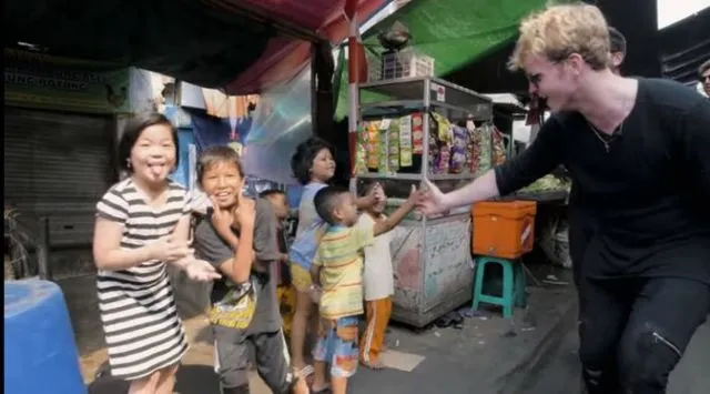Kodaline Kejutkan Warganet dengan Rilis Video Baru. Pasti Kamu Juga Nggak Asing Sama Latar Tempatnya 5