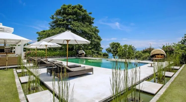 8 Villa Romantis Tepi Laut di Bali yang Cocok Untuk Dinikmati Bersama Pasangan Halal! 15