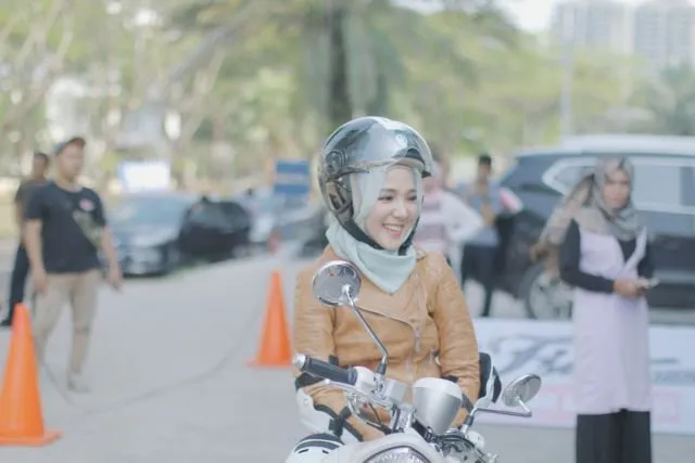 Menelisik 5 Kepribadian Cewek Dari Caranya Duduk Saat Dibonceng Naik Motor 13