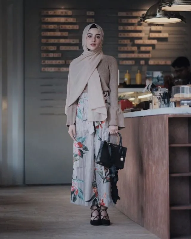 Cantik Berhijab dengan Celana Longgar Ala Aghnia Punjabi. Lebih Mudah Bergerak, Terasa Sejuk, Pun Nggak Risih Dilihat 21